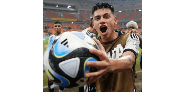 Manchester City henter den 17-årige argentinske midtbanespiller Echeverri