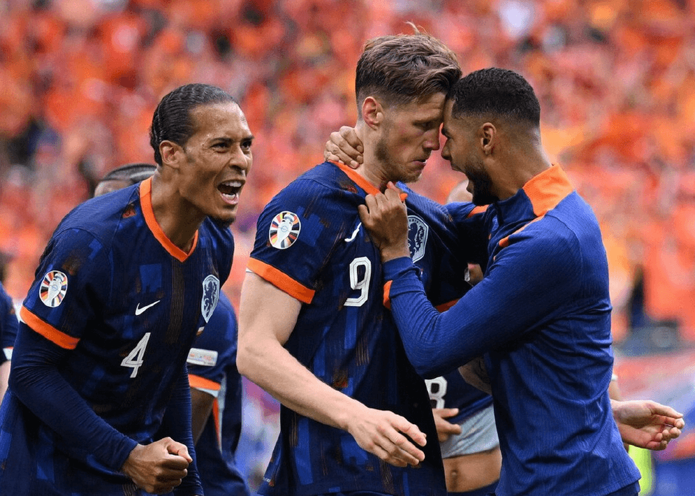 Holland vinder 2-1 i et spændende comeback