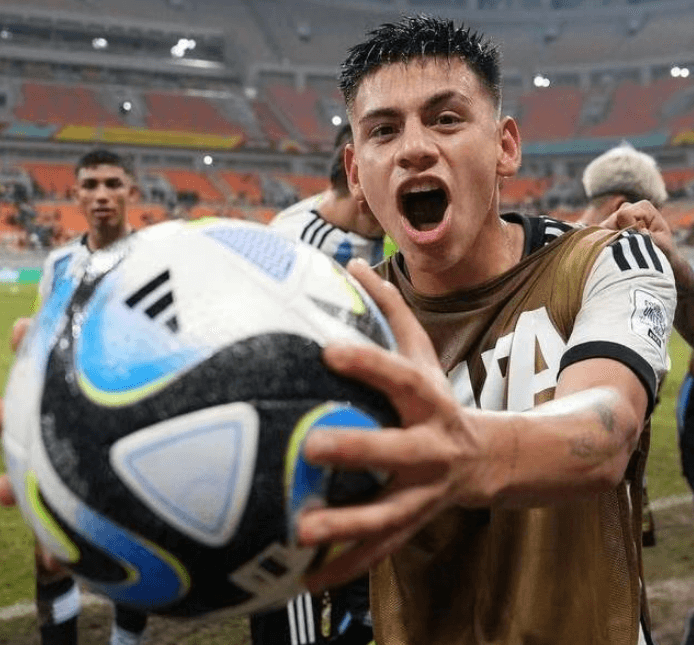 Manchester City henter den 17-årige argentinske midtbanespiller Echeverri